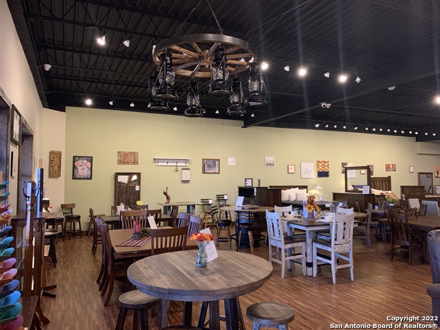 Listing photo id 7 for 2209 Main St E