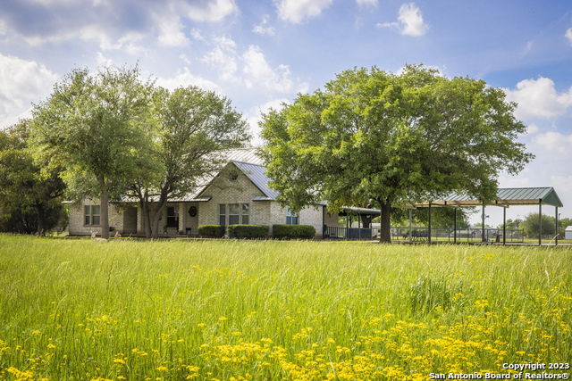 Listing photo id 5 for 1940 Lower Seguin Rd