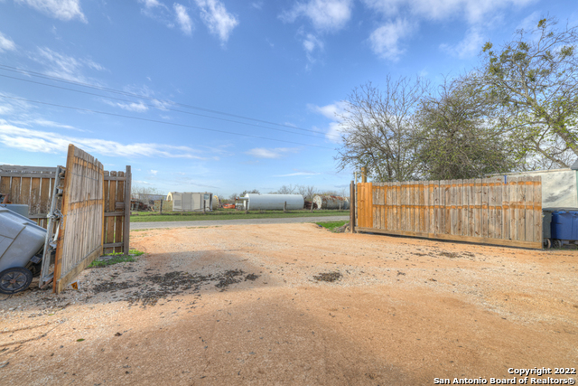 Listing photo id 13 for 1436 State Highway 46 S