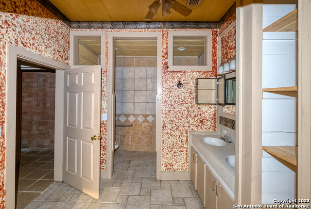 Listing photo id 9 for 317 Center