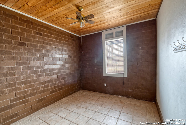 Listing photo id 11 for 317 Center
