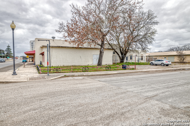 Listing photo id 1 for 317 Center