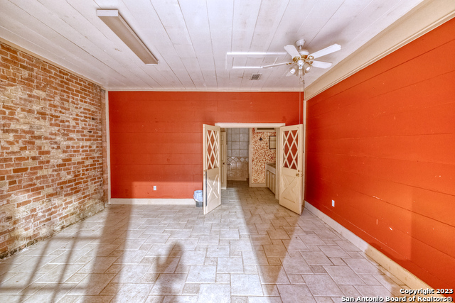Listing photo id 7 for 317 Center