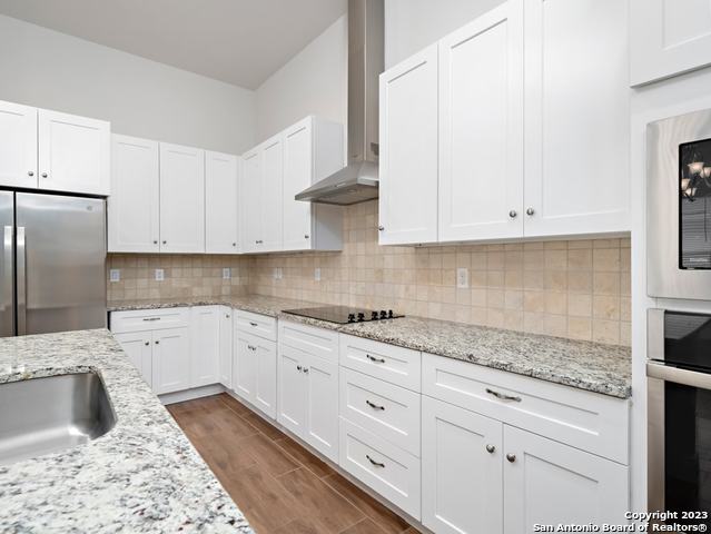Listing photo id 2 for 530 Carriage House  42