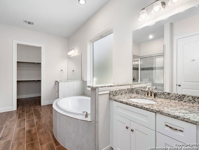 Listing photo id 4 for 530 Carriage House  42