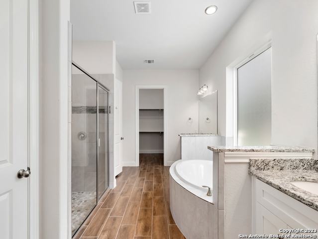 Listing photo id 5 for 530 Carriage House  42