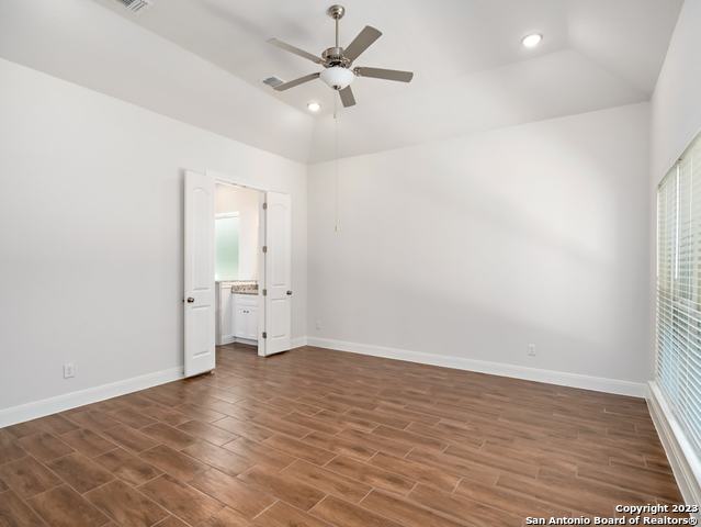 Listing photo id 7 for 530 Carriage House  42