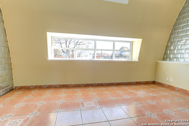 Listing photo id 12 for 1319 March Ave