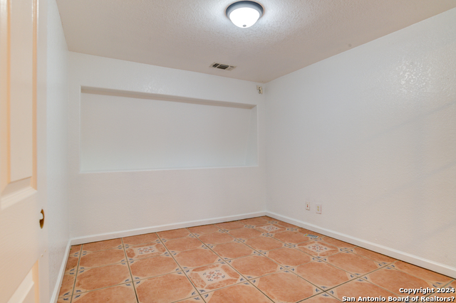 Listing photo id 16 for 1319 March Ave