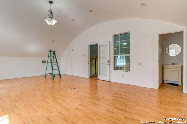 Listing photo id 19 for 1319 March Ave