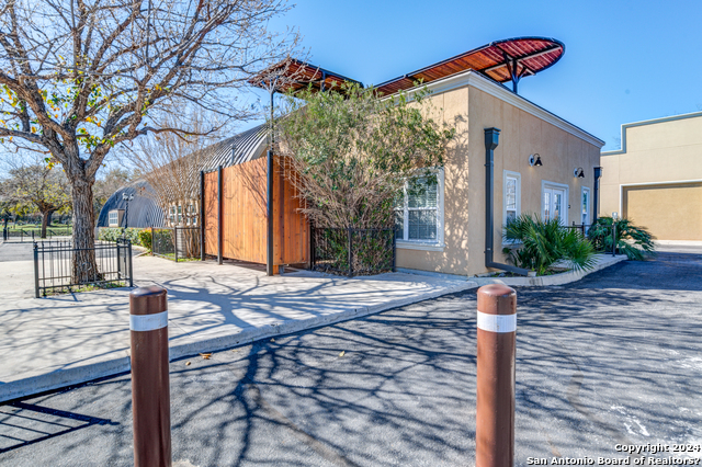 Listing photo id 1 for 1319 March Ave