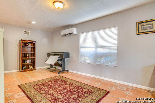 Listing photo id 3 for 1319 March Ave