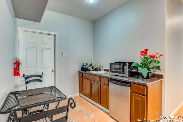 Listing photo id 5 for 1319 March Ave