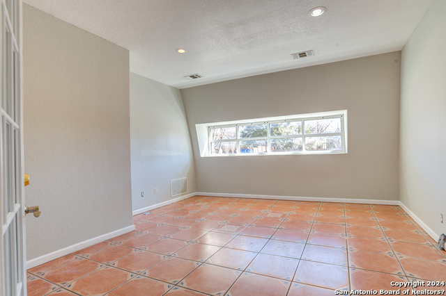 Listing photo id 7 for 1319 March Ave