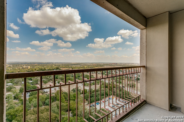 Listing photo id 17 for 1 Towers Park Ln  1703