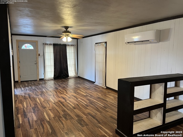 Image 15 of 19 For 206 Runge St