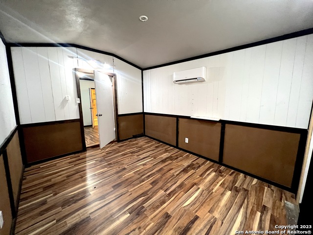 Image 3 of 19 For 206 Runge St