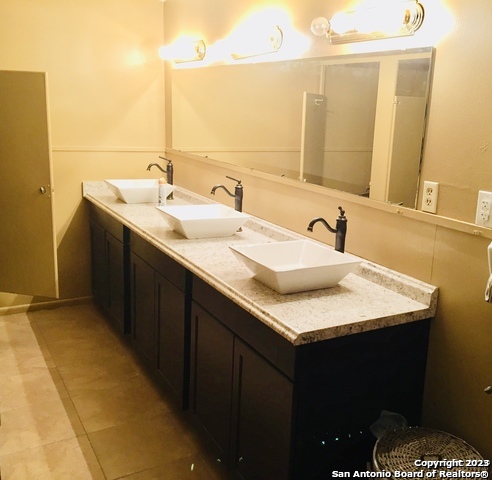 Listing photo id 10 for 126 Lanark Dr