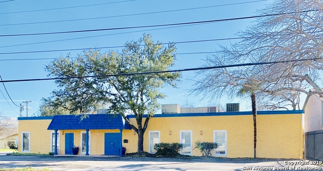 Listing photo id 2 for 126 Lanark Dr