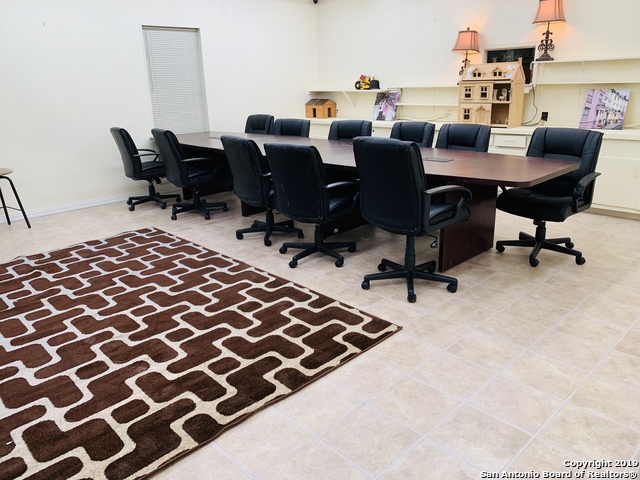 Listing photo id 3 for 126 Lanark Dr