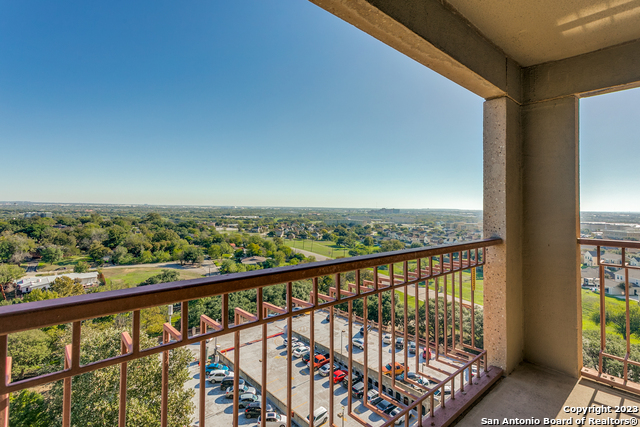 Listing photo id 4 for 1 Towers Park Ln 1004