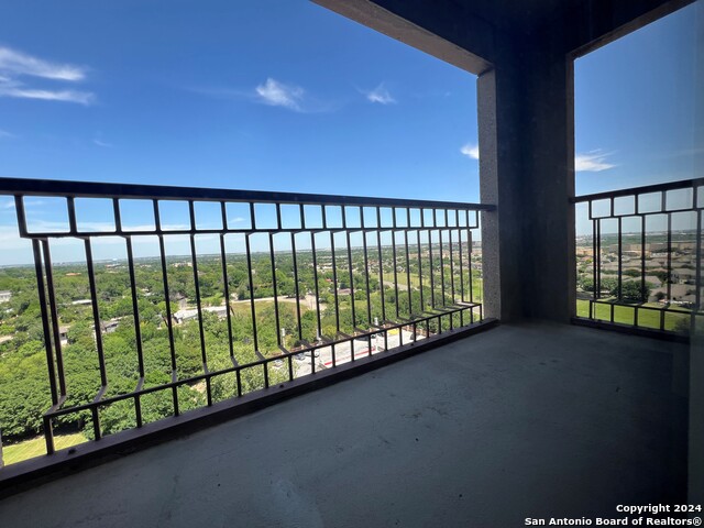 Listing photo id 5 for 1 Towers Park Ln 1004