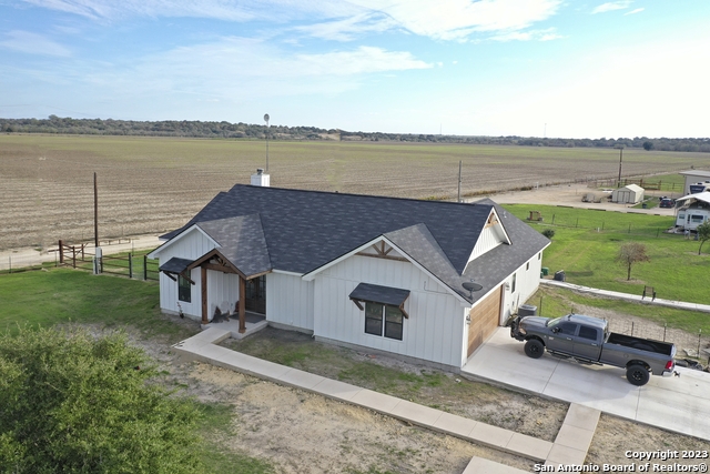 Listing photo id 3 for 21111 Fm 1303