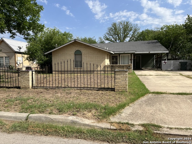 Details for 309 Mill St W, Uvalde, TX 78801