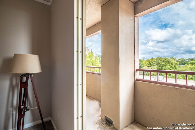 Listing photo id 9 for 1 Towers Park Ln 305