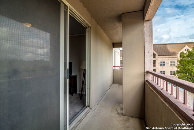 Listing photo id 10 for 1 Towers Park Ln 305