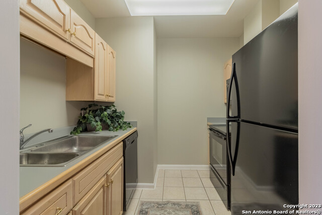 Listing photo id 0 for 1 Towers Park Ln 305