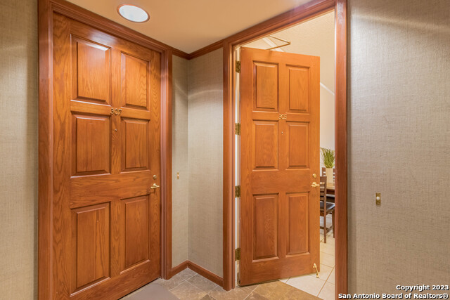 Listing photo id 22 for 1 Towers Park Ln 305