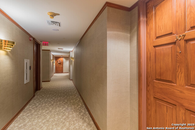 Listing photo id 23 for 1 Towers Park Ln 305