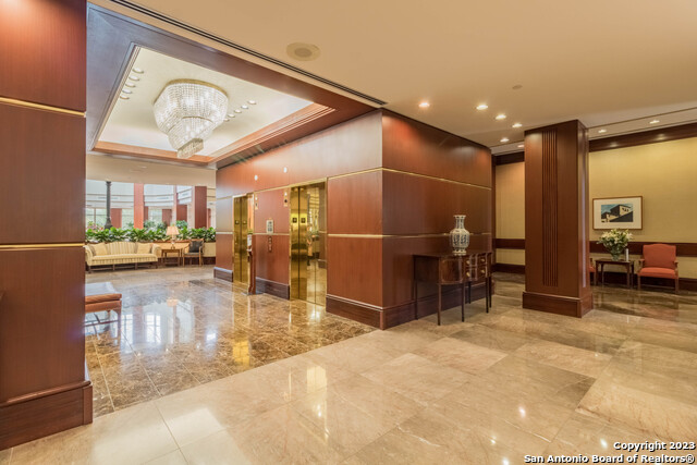 Listing photo id 25 for 1 Towers Park Ln 305