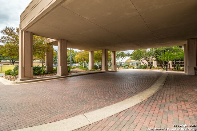 Listing photo id 26 for 1 Towers Park Ln 305