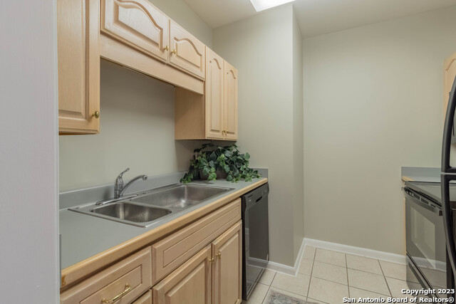 Listing photo id 1 for 1 Towers Park Ln 305