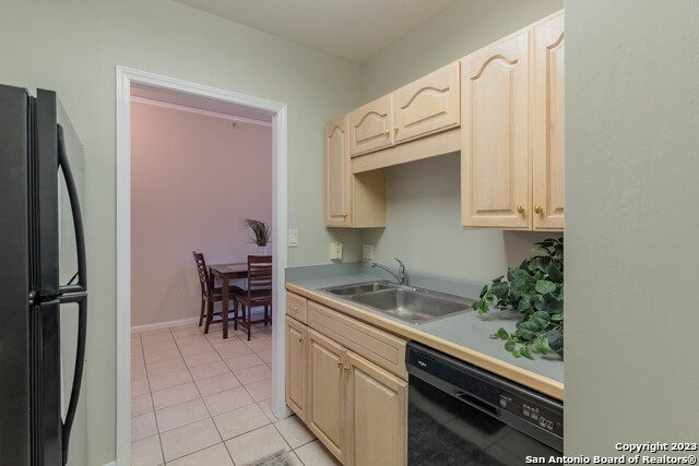 Listing photo id 3 for 1 Towers Park Ln 305