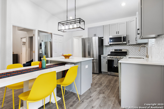 Image 11 of 26 For 908 Dreiss St