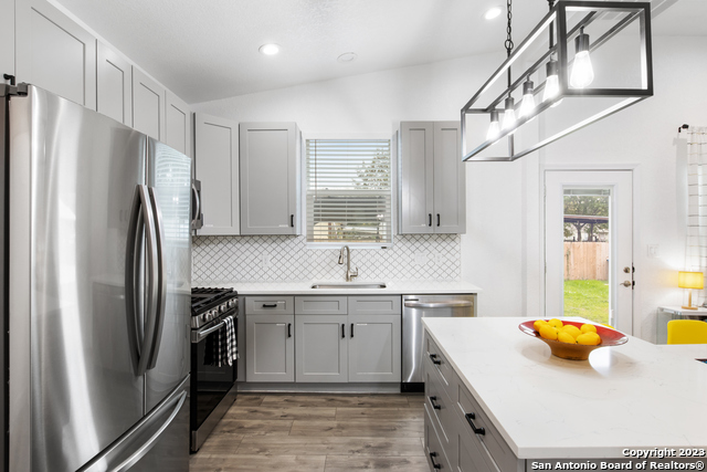 Image 13 of 26 For 908 Dreiss St