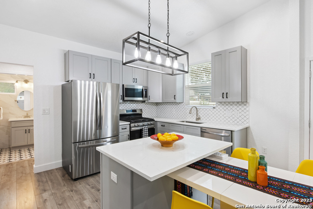 Image 14 of 26 For 908 Dreiss St