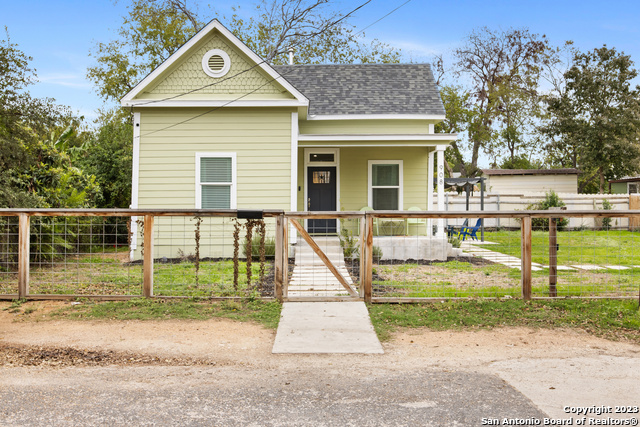 Image 3 of 26 For 908 Dreiss St
