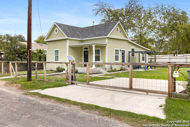 Image 4 of 26 For 908 Dreiss St