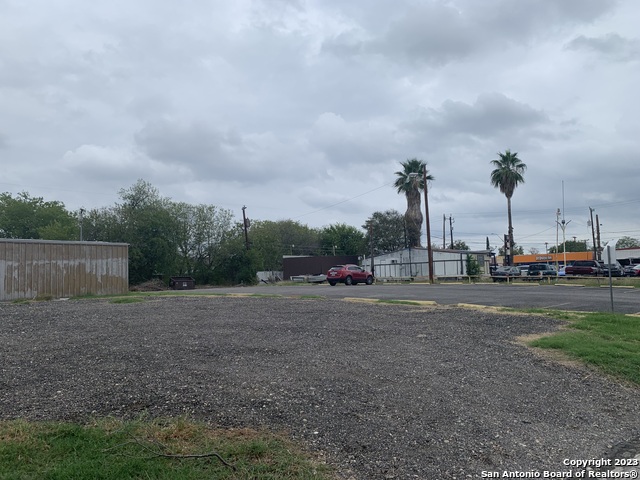 Listing photo id 25 for 4611 San Pedro Ave