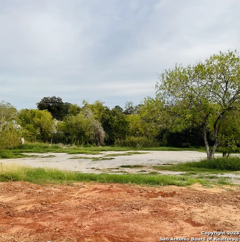 Details for 2405 10th St, Floresville, TX 78114
