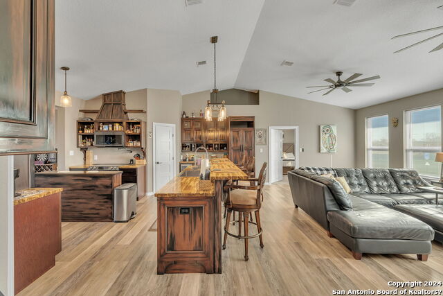 Listing photo id 25 for 220 Fm 473 W