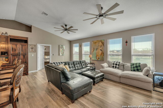 Listing photo id 26 for 220 Fm 473 W