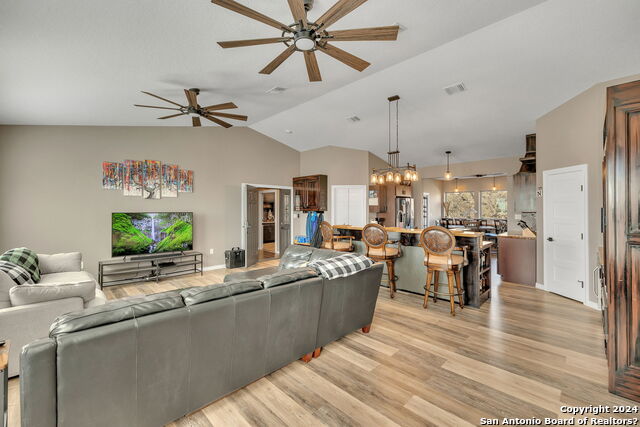 Listing photo id 27 for 220 Fm 473 W