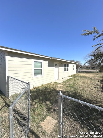 Details for 275 Hutchins St E, La Pryor, TX 78872