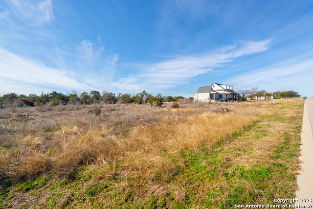 Listing photo id 0 for 237 Spicewood Trails Dr