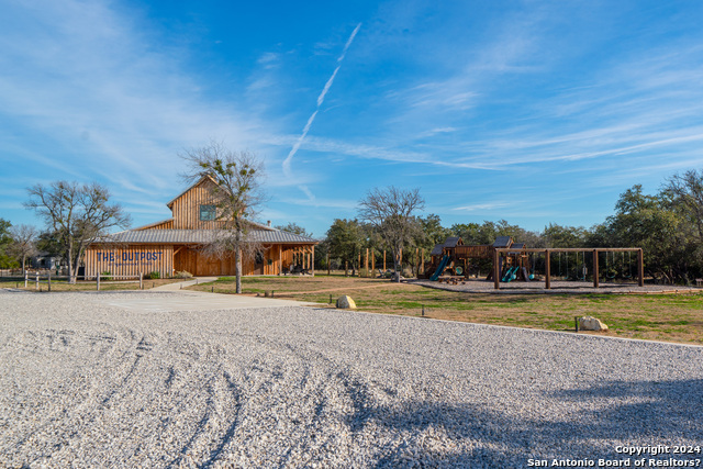 Listing photo id 7 for 237 Spicewood Trails Dr